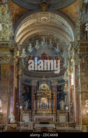 Interno di Santa Maria della Scala in Trastevere, altare maggiore e navata laterale. Roma, Lazio, Italia, Europa Foto Stock