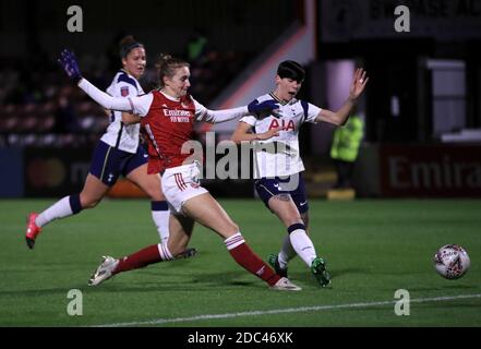 Vivianne Miedemi (al centro) di Arsenal segna il primo obiettivo della partita durante la Continental Cup match al Meadow Park, Londra. Foto Stock