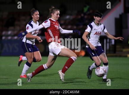 Vivianne Miedemi (al centro) di Arsenal segna il primo obiettivo della partita durante la Continental Cup match al Meadow Park, Londra. Foto Stock
