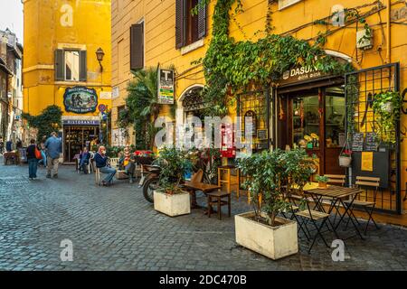 Bella vecchia strada a Trastevere, Roma, con tipici ristoranti all'aperto. Roma, Lazio, Italia, Europa Foto Stock