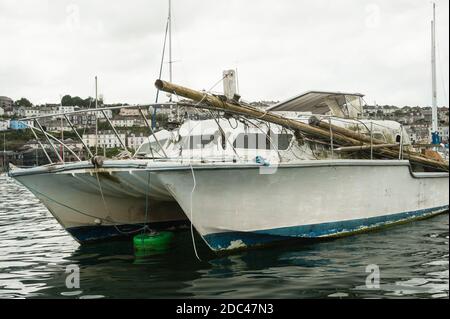 Catamarano Catalac a buffet all'ancora Foto Stock