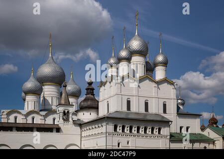 Cremlino di Rostov, cupole della Cattedrale dell'Assunzione e della Chiesa della Risurrezione di Cristo. Rostov Veliky, Regione di Yaroslavl, anello d'Oro della Russia Foto Stock