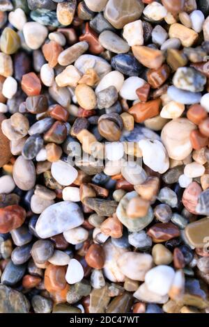 Sfondo di ciottoli marini colorati sulla spiaggia di Alanya, Turchia. Texture senza cuciture. Foto Stock