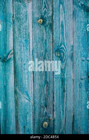 Vintage in legno con sfondo sbiadito peeling turchese vernice. Vecchio di legno verniciato superficie texture. Squallido tavole con incrinato vernice di colore. Foto Stock