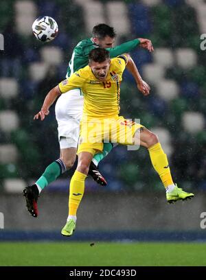 Michael Smith (a sinistra) dell'Irlanda del Nord e Florin Tanase della Romania combattono per la palla durante la partita della UEFA Nations League al Windsor Park, Belfast. Foto Stock