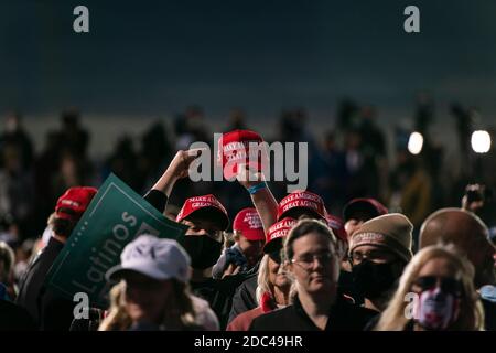Base comune Andrews, Maryland, Stati Uniti. 14 ottobre 2020. I tifosi guardano ai tifosi del presidente degli Stati Uniti Donald Trump mentre ospita un evento della campagna Make America Great Again all'aeroporto internazionale di Des Moines il 14 ottobre 2020 a Des Moines, Iowa. Trump si batte una settimana dopo il recupero da COVID-19. Credit: Alex Edelman/ZUMA Wire/Alamy Live News Foto Stock