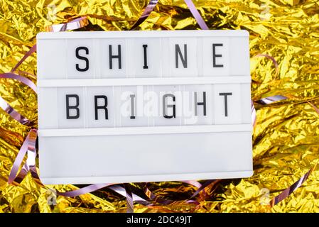 Pugilato chiaro con le parole brillano su uno sfondo dorato. Contenuti di Capodanno 2021 Foto Stock