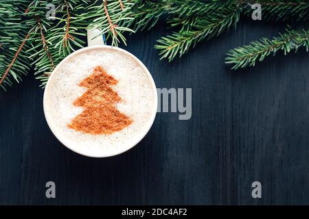 Vista dall'alto della tazza di cappuccino con schiuma di latte ricoperta di cacao. Latte art. Sfondo in legno scuro e abete Foto Stock