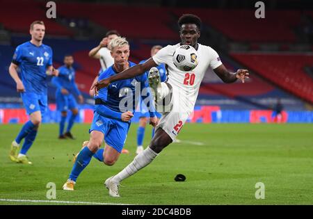 Bukayo Saka (a destra) dell'Inghilterra e Albert Gudmundsson dell'Islanda in azione durante la partita della UEFA Nations League al Wembley Stadium di Londra. Foto Stock