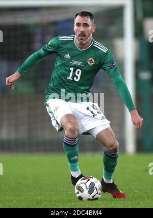 Michael Smith dell'Irlanda del Nord durante la partita della UEFA Nations League al Windsor Park, Belfast. Foto Stock