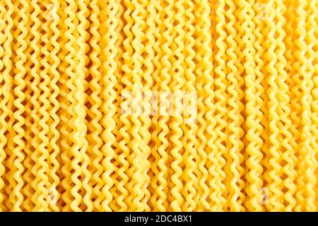 Fusilli grezzi bucati lunghi pasta italiana Foto Stock