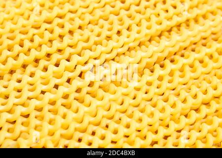 Fusilli grezzi bucati lunghi pasta italiana Foto Stock