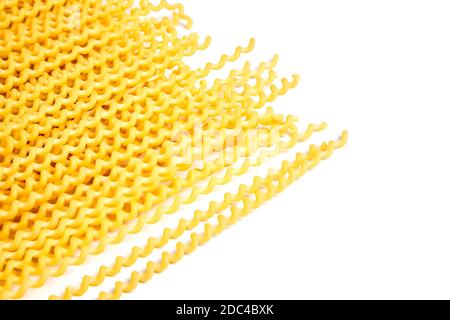 Fusilli grezzi bucati lunghi pasta italiana su fondo bianco Foto Stock