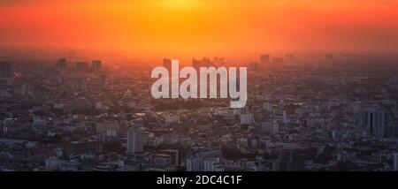 Quartiere di Bangkok con il sole brillante al tramonto Foto Stock