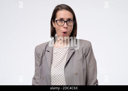 Donna matura che è impaurita e scioccata con espressione sorpresa Foto Stock