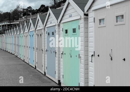 Colorsplash di una fila di cabine sulla spiaggia, a Lyme Regis nel Dorset. Foto Stock