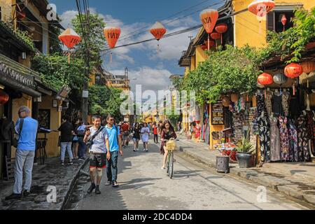 Lanterne colorate appese in strada, Hoi An, Vietnam, Asia Foto Stock