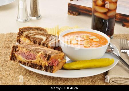 Un sandwich reuben con zuppa di pomodoro e patatine Foto Stock