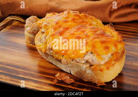 Primo piano di una fusione di tonno con formaggio cheddar Foto Stock