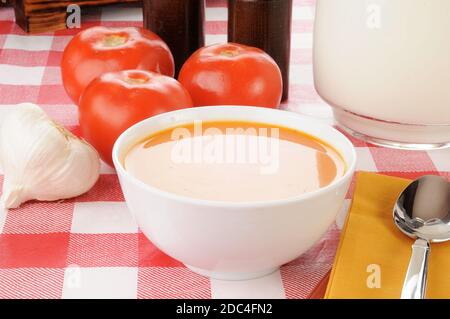 Una ciotola di zuppa di pomodoro con gli ingredienti Foto Stock