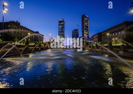 L'architettura moder del quartiere Citylife, da piazza Giulio Cesare, a Milano, Italia , 2019 Foto Stock