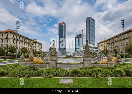 L'architettura moder del quartiere Citylife, da piazza Giulio Cesare, a Milano, Italia , 2019 Foto Stock