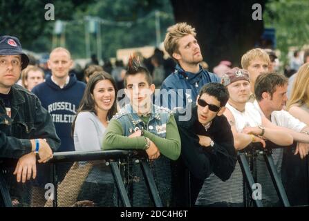 Pubblico al Virgin V Festival V2000, Hylands Park, Chelmsford, Essex, Regno Unito. Foto Stock