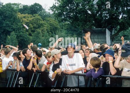 Pubblico al Virgin V Festival V2000, Hylands Park, Chelmsford, Essex, Regno Unito. Foto Stock