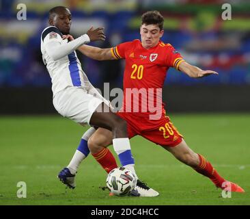 La Finlandia Glen Kamara (a sinistra) e il Galles Daniel James combattono per la palla durante la partita della UEFA Nations League al Cardiff City Stadium. Foto Stock