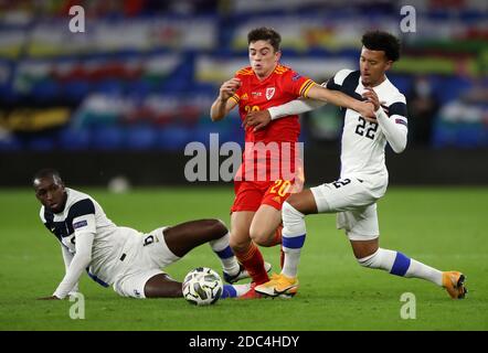 Glen Kamara, Daniel James del Galles e Niko Hamalainen, Finlandia, si battono per la palla durante la partita della UEFA Nations League al Cardiff City Stadium. Foto Stock