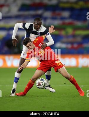 La Finlandia Glen Kamara (a sinistra) e il Galles Daniel James combattono per la palla durante la partita della UEFA Nations League al Cardiff City Stadium. Foto Stock