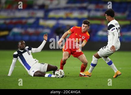 Glen Kamara, Daniel James del Galles e Niko Hamalainen, Finlandia, si battono per la palla durante la partita della UEFA Nations League al Cardiff City Stadium. Foto Stock