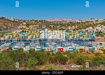 Il bellissimo porticciolo colorato di Albufeira, nella regione dell'Algarve Del Portogallo Foto Stock