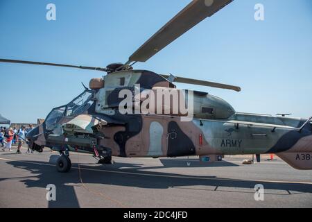 Darwin, NT, Australia-Agosto 4,2018: Evento pitch Black alla base RAAF con elicottero militare e turisti a Darwin Foto Stock