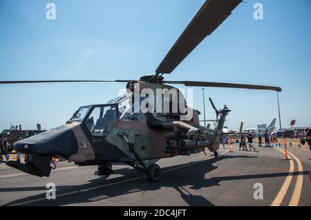 Darwin, NT, Australia-Agosto 4,2018: Evento pitch Black alla base RAAF con elicottero militare e turisti a Darwin Foto Stock