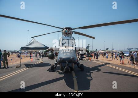 Darwin, NT, Australia-Agosto 4,2018: Evento pitch Black alla base RAAF con elicottero militare e turisti a Darwin Foto Stock