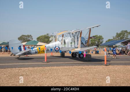 Darwin,NT,Australia-Agosto 4,2018: Aereo Tiger Moth con turisti al Pitch Black evento a Darwin. Foto Stock