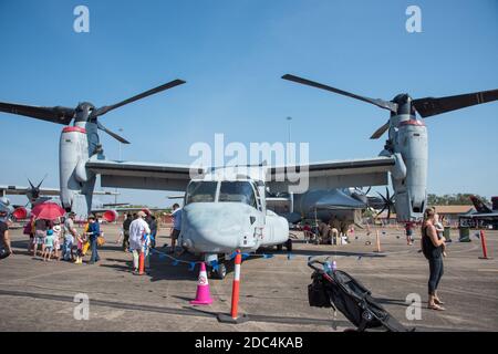 Darwin,NT,Australia-Agosto 4,2018: Velivolo militare con elica doppia alata e turisti al Pitch Black evento a Darwin. Foto Stock