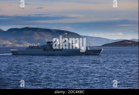 TCG Orucreis (F-245) è una fregata turca di classe Barbaros, in acque norvegesi, durante gli esercizi della NATO Foto Stock