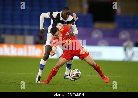 Cardiff, Regno Unito. 18 Nov 2020. Daniel James del Galles è affrontato dalla finlandese Glen Kamara (l) . UEFA Nations League, gruppo H match, Galles contro Finlandia al Cardiff City Stadium di Cardiff, Galles del Sud, mercoledì 18 novembre 2020. pic by Andrew Orchard/Andrew Orchard sports photography/Alamy Live News Credit: Andrew Orchard sports photography/Alamy Live News Foto Stock