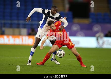 Cardiff, Regno Unito. 18 Nov 2020. Daniel James of Wales è stato affrontato dalla Finlandia Glen Kamara (l) UEFA Nations League, group H match, Galles contro Finlandia, allo stadio di Cardiff, nel Galles del Sud, mercoledì 18 novembre 2020. pic by Andrew Orchard/Andrew Orchard sports photography/Alamy Live News Credit: Andrew Orchard sports photography/Alamy Live News Foto Stock