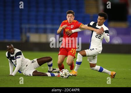 Cardiff, Regno Unito. 18 Nov 2020. Daniel James del Galles è affrontato dalla finlandese Glen Kamara (l) e Nicholas Hamalainen (r). UEFA Nations League, gruppo H match, Galles contro Finlandia al Cardiff City Stadium di Cardiff, Galles del Sud, mercoledì 18 novembre 2020. pic by Andrew Orchard/Andrew Orchard sports photography/Alamy Live News Credit: Andrew Orchard sports photography/Alamy Live News Foto Stock