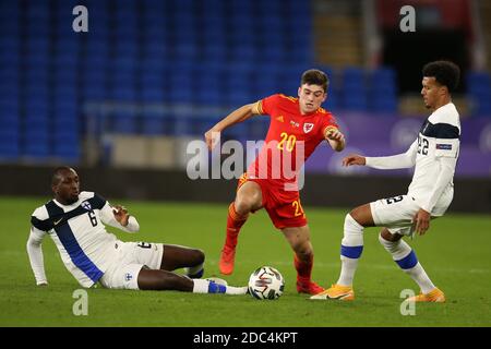 Cardiff, Regno Unito. 18 Nov 2020. Daniel James del Galles è affrontato dalla finlandese Glen Kamara (l) e Nicholas Hamalainen (r). UEFA Nations League, gruppo H match, Galles contro Finlandia al Cardiff City Stadium di Cardiff, Galles del Sud, mercoledì 18 novembre 2020. pic by Andrew Orchard/Andrew Orchard sports photography/Alamy Live News Credit: Andrew Orchard sports photography/Alamy Live News Foto Stock