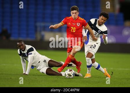 Cardiff, Regno Unito. 18 Nov 2020. Daniel James del Galles è affrontato dalla finlandese Glen Kamara (l) e Nicholas Hamalainen (r). UEFA Nations League, gruppo H match, Galles contro Finlandia al Cardiff City Stadium di Cardiff, Galles del Sud, mercoledì 18 novembre 2020. pic by Andrew Orchard/Andrew Orchard sports photography/Alamy Live News Credit: Andrew Orchard sports photography/Alamy Live News Foto Stock