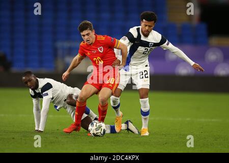 Cardiff, Regno Unito. 18 Nov 2020. Daniel James del Galles è affrontato dalla finlandese Glen Kamara (l) e Nicholas Hamalainen (r). UEFA Nations League, gruppo H match, Galles contro Finlandia al Cardiff City Stadium di Cardiff, Galles del Sud, mercoledì 18 novembre 2020. pic by Andrew Orchard/Andrew Orchard sports photography/Alamy Live News Credit: Andrew Orchard sports photography/Alamy Live News Foto Stock