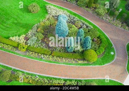 Aiuole, sentiero lastricato e prato nel parco, vista aerea. Foto Stock