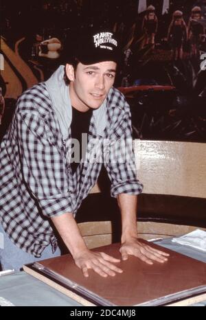 Beverly Hills 90210 attore Luke Perry al Planet Hollywood di New York, 4 febbraio 1993, per le sue stampe a mano in cemento. Foto Stock