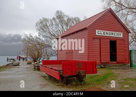 Giornata piovosa al molo di Glenorchy Foto Stock