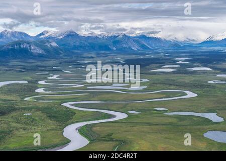 Vista aerea della valle del fiume Sheenjek e della Brooks Range presso l'Arctic National Wildlife Refuge nell'Alaska nord-orientale. La remota riserva naturale Artic National Wildlife Refuge copre circa 19.64 milioni di ettari di terreno ed è la più grande riserva naturale degli Stati Uniti. Foto Stock