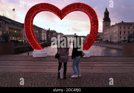 Gli amanti dello shopping a Goteborg si fermano per scattare foto al più presto Decorazione di Natale Foto Stock